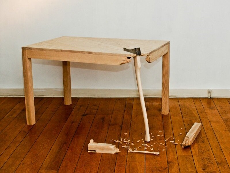 Фото с сайта www.museum-design.ru/broken-furniture
