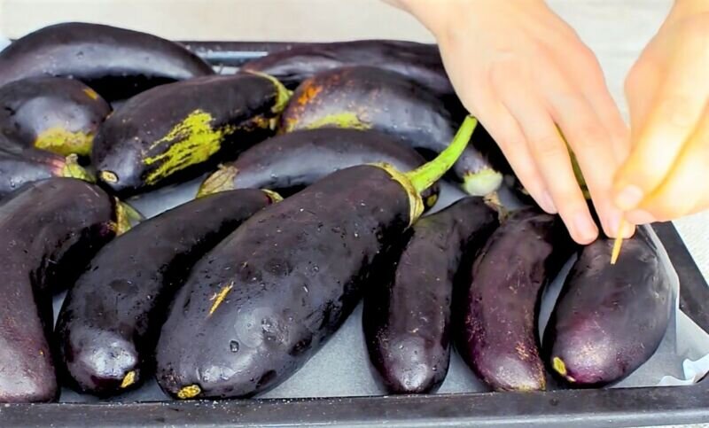 Червивый баклажан. Как правильно чистить баклажан. Баклажан надо чистить от кожуры. Очищенный баклажан фото. Как снять кожуру с баклажана.