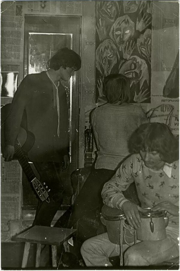 Творческий путь Цоя — история короткая, но невероятно яркая. Молодой ленинградский музыкант, он вместе с приятелем Алексеем Рыбиным начал сочинять песни, которые понравились старожилам ленинградского рок-клуба Майку Науменко и Борису Гребенщикову. Последний помог дуэту "Кино" записать первую пластинку "45" (45 минут — продолжительность звучания одной стороны стандартной аудиокассеты).© Группа "Кино", АнТроп, Алексей Вишня, Марианна Цой Обложка альбома "45"За пультом — кудесник Андрей Тропилло, поработавший к тому времени с "Аквариумом", "Зоопарком" и "Машиной времени". Альбом сделан, песни Цоя "уходят в народ", живут своей жизнью.© Фото из архива поклонника Цоя Владимира Долгова Виктор Цой на одном из квартирников Его узнали и в Москве — один из первых концертов "Кино" в столице организовал поэт Алексей Дидуров, лидер московской контркультуры. Сохранились и запись, и фото этого выступления, где Цою и Рыбину подыгрывал критик Артемий Троицкий, колотивший в ритм по барабанной тарелке.Потом Рыбин уходит, в составе появляется басист "Аквариума" Александр Титов, за барабанами — стильный художник Георгий Густав Гурьянов, а на гитаре играет Юрий Каспарян.