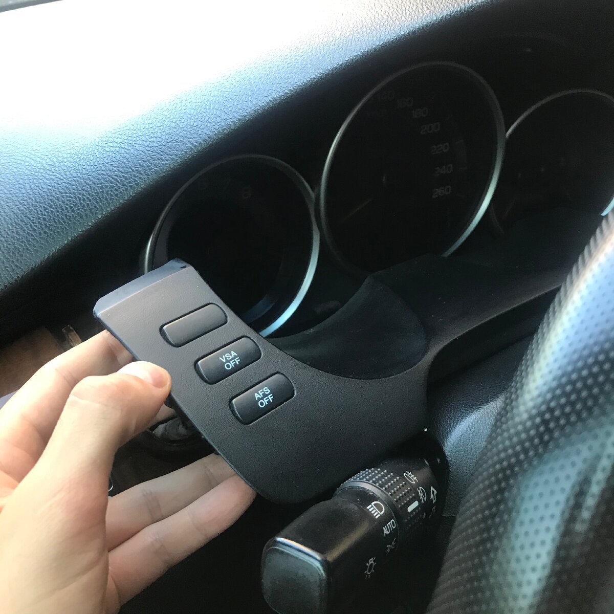 Ушла 1 минута на то, чтоб вынуть панель и снять провода