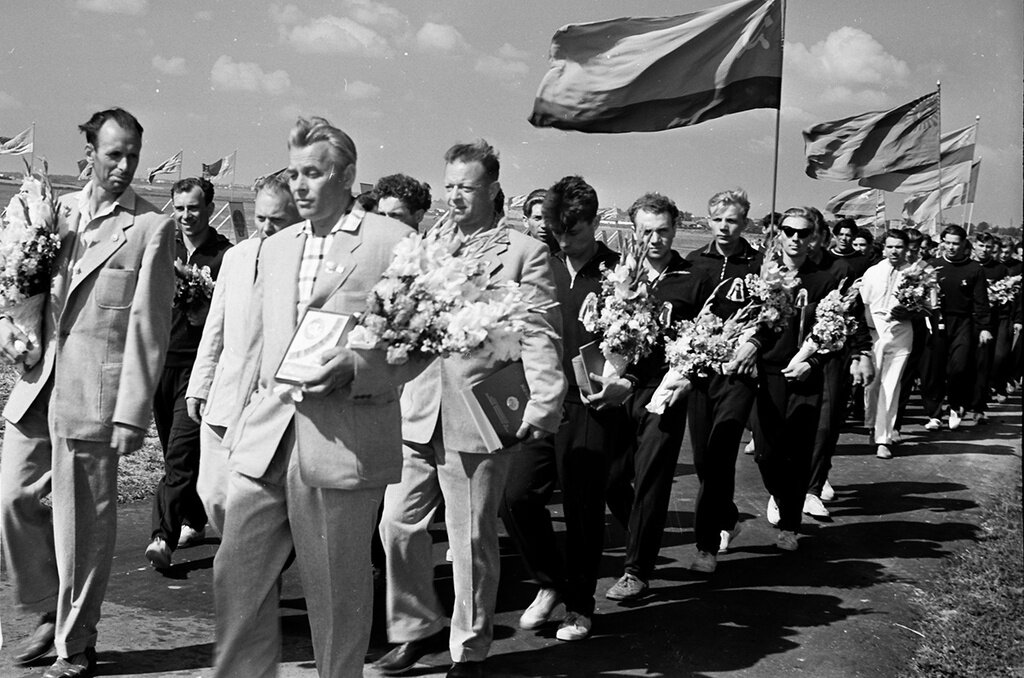 муж одри хепберн мел феррер. 4 сентября 1954 рейс. 4 сентября 1954. русская девушка в тюбетейке в советском союзе. сообщение на тему история тоцкого.