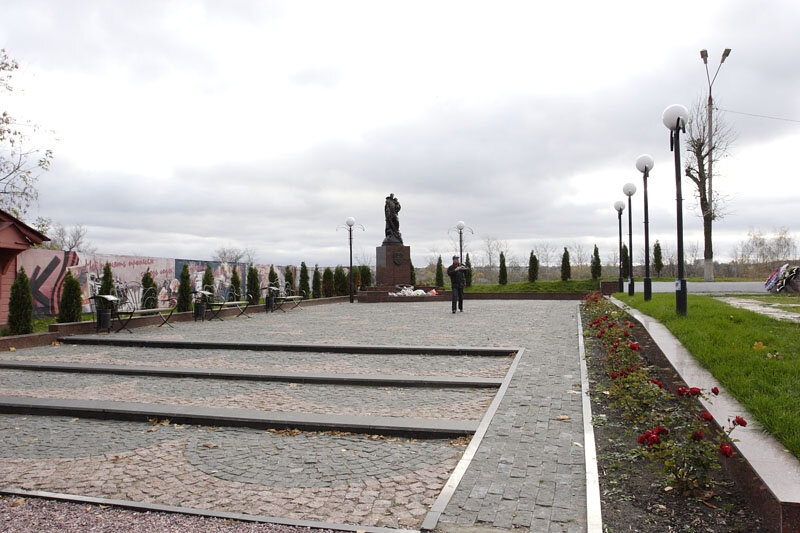 Воин освободитель серпухов. Памятник воину освободителю Серпухов. Памятник солдату освободителю в Серпухове. Памятник освободителю в Серпухове фото.