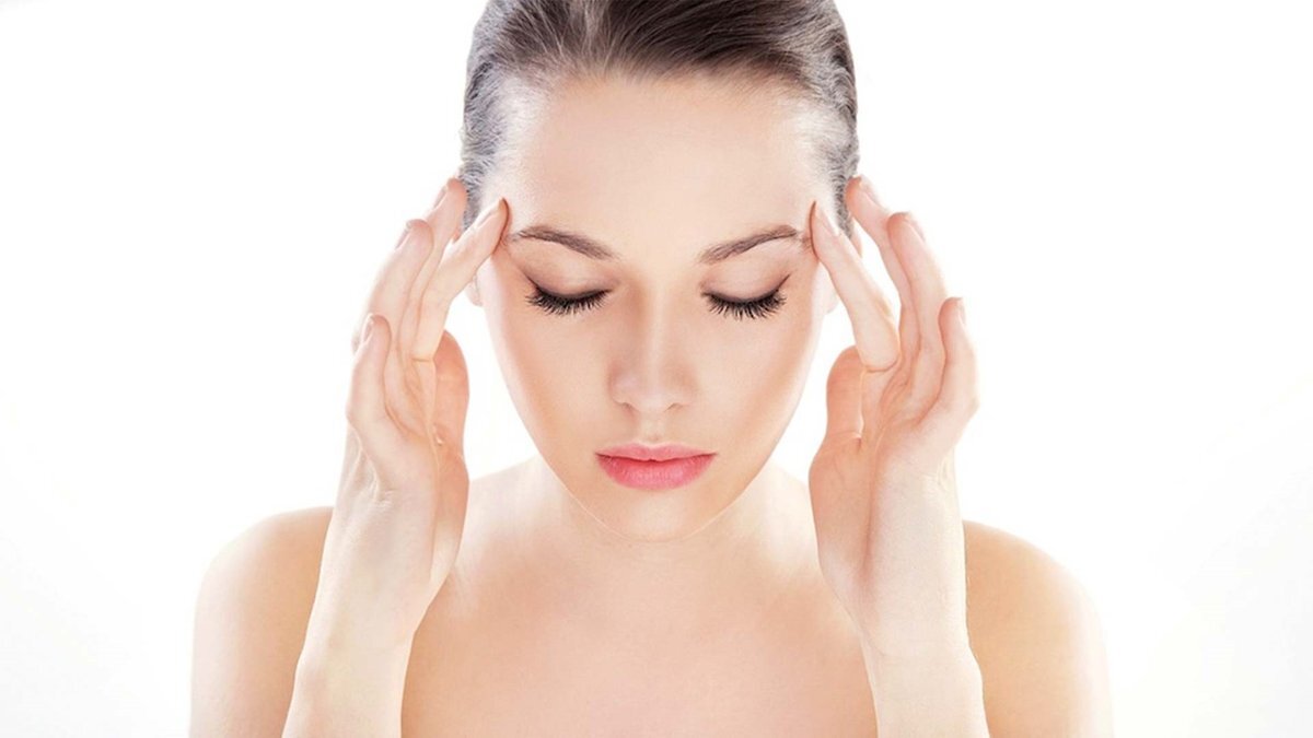 Иногда кажется, что головная боль возникает внезапно. Однако, мы часто забываем о существовании некоторых триггеров, которые могут к ней привести.