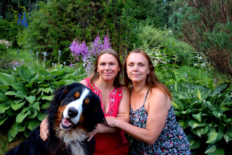 Я с сестрой.