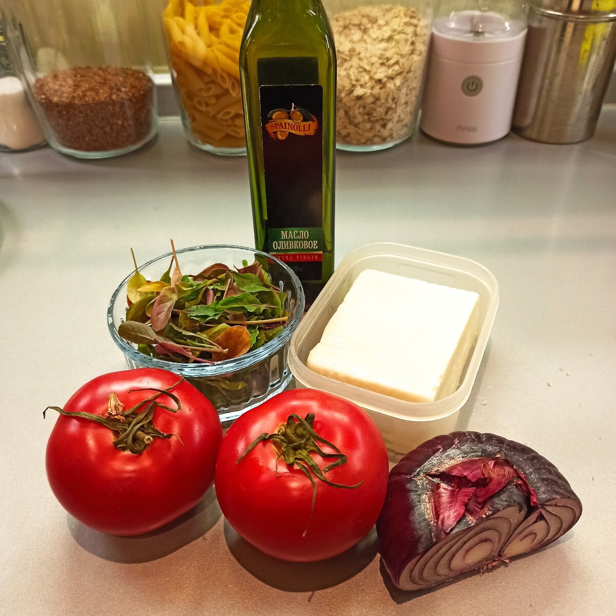 Помидоры спелые и вкусные, руккола, лук красный, сыр брынза, оливковое масло
