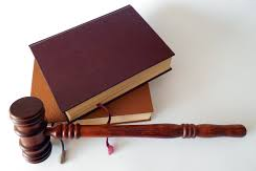 Наверное, в любой стране есть ряд странных и иногда даже довольно смешных законов. Иногда они вводятся только в определенных регионах страны из-за наличия каких-либо местных особенностей, а иногда остаются в законодательстве столетиями, и их почему-то не хотят или забывают убрать.Сегодня поговорим как раз о странных и непонятных для нас китайских законах, постараемся разобраться что к чему и почему они функционируют до сих пор в китайском обществе.Начнем, пожалуй, с законов, связанных с общественным спокойствием и китайским менталитетом. Наверное, если вы из крупного города, вам часто приходилось наблюдать, как китайцы разговаривают по вичату по видеосвязи во весь голос, причем без наушников, или смотрят какие-нибудь видео на телефоне, опять же, с включенной громкостью?) Дело в том, что в Китае законодательно запрещено слушать музыку/ общаться по видеосвязи/смотреть видео и т.д. без наушников. Так что они просто пользуются случаем и относительной свободой и отрываются по полной в нашем транспорте. Тем более, что здесь практически никто не сможет понять, о чем же они там болтают с бабулей. Кстати, говоря о транспорте, в Китае еще нельзя в нем чихать, представляете! Да, можно их понять, но ведь бывают случаи, когда ты прям совсем не можешь сдержаться... и все, все записано на камерах - плати штраф.Так, еще из общественного, можно поговорить о школах. В то время как российские школьники во всю жуют конфеты на уроках и играют в телефоны, ничего не страшась, ну подумаешь, двойка за поведение, ну вызвали родителей в школу, и что дальше? - в Китае за такие правонарушения строго отчисляют, сделать поблажку могут только в случае, если ученик прям круглый отличник, активист, участник студсовета и тд, и то его социальный статус будет подвергнут угнетению. К этому китайцы, конечно, серьезно относятся. А, еще в некоторых провинциях только умные дети могут ходить в школу...) Я не нашла информации о том, как определяется ум ребенка, и у меня возникло кучу вопросов - хотя бы о том, что разве не школа нужна как раз для того, чтобы ребенка научить? Ну в общем это уже заскоки китайцев.Теперь поговорим о законах, связанных со всякого рода избиениями. Все, скорее всего, слышали, что в России сейчас активно ведется сбор подписей для подачи петиции о требовании закона о домашнем насилии? Не знаю, как с этим законом дела обстоят в Китае, но знаю, что некоторые конфликты между мужем и женой законодательно регулируются. Например, муж может бить жену...!но! только бамбуковыми палками)))) Мне это кажется очень забавным, хоть это совсем не смешная тема...Не знаю, руководствовались они тем, что бамбуком бить не больно (я конечно не проверяла, но он ведь полый, поэтому легкий и тд, но это только моя догадка), или тем, что бамбуковые палки сложно достать (по крайней мере сложнее, чем любой другой предмет, находящийся под рукой), но факт остается фактом. А знаете, как жена может напакостить мужу? Она имеет право сжечь его одежду, если вдруг выяснится, что он ей изменил.Вот так вот китайцы интересно живут, но это еще не конец, Китаю еще есть, чем удивить, так что ждите вторую часть поста)).Чтобы не пропустить новые статьи, подписывайтесь на канал, и не забывайте поддерживать лайками и комментариями, если вам нравится материал!
