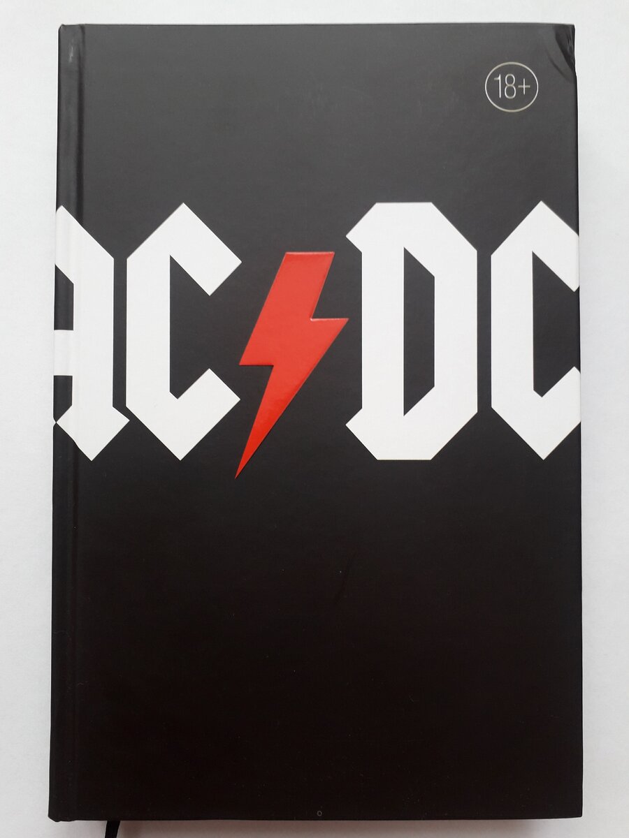 Обложка книги Мика Уолла "AC/DC. В аду мне нравится больше"