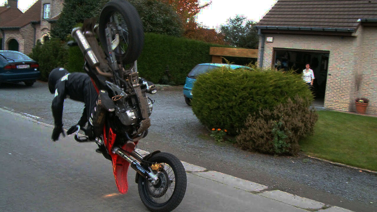 Взято из яндекс-картинок. Здесь чувак перебрал с передним тормозом в стоппи, но тоже ведь торможение