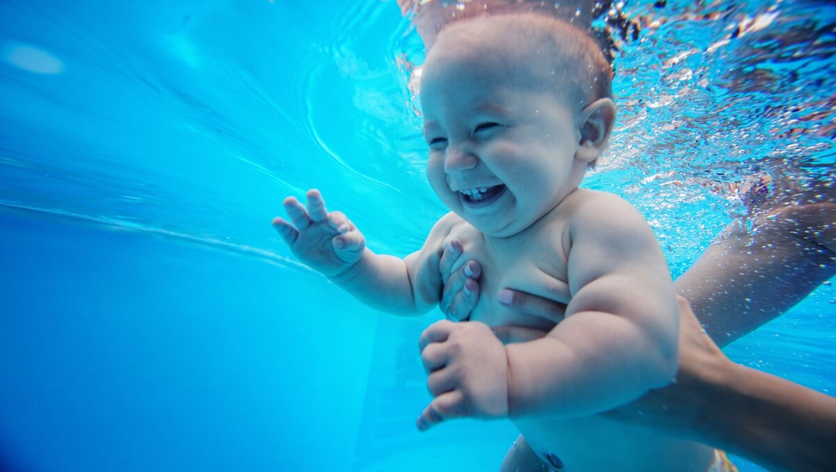 Увидеть грудничка в бассейне больше не чудо. Сегодня все больше родителей начинают активно заниматься водными процедурами с первых месяцев жизни малыша.-2