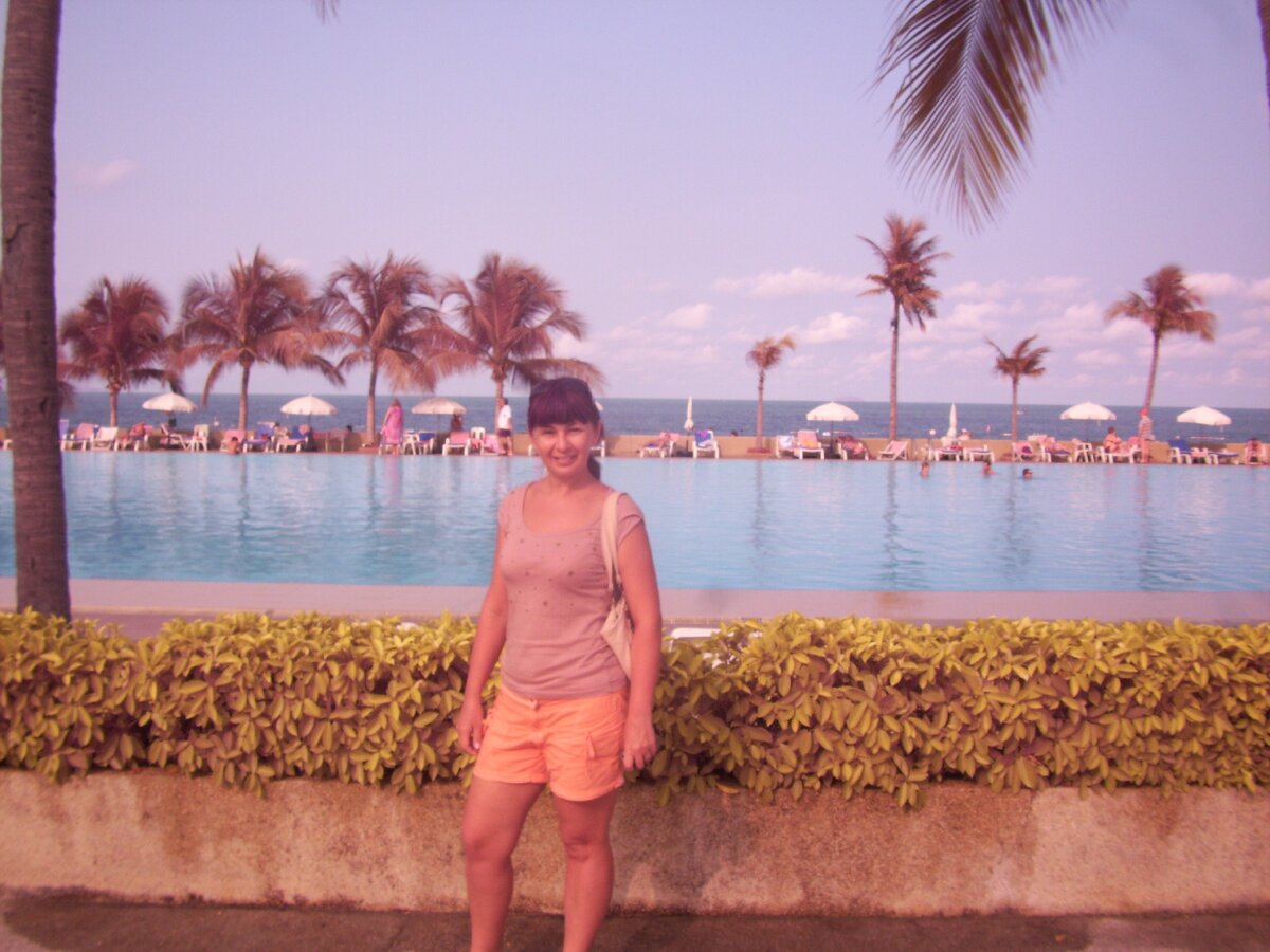 На территории отеля Амбассадор, листайте!