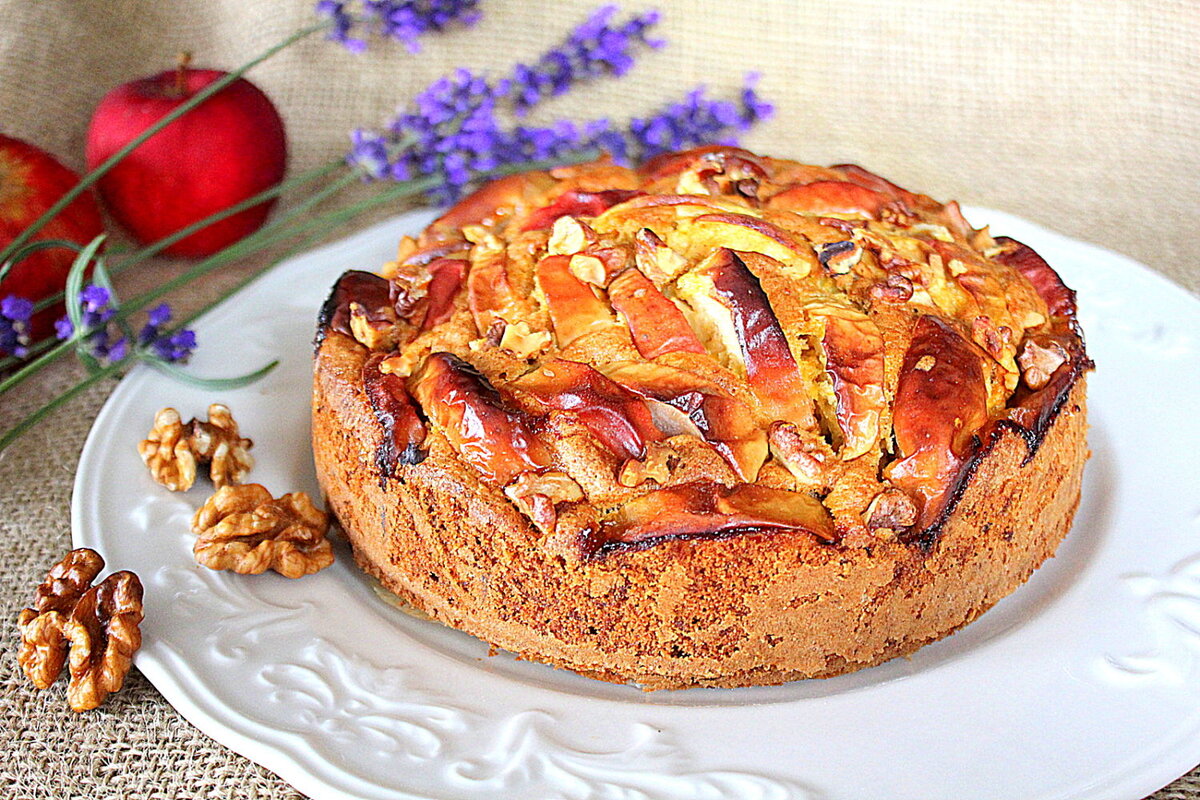 Пирог с яблоками и орехами