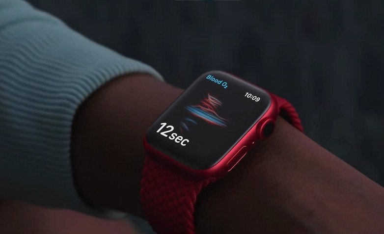 Apple Watch Series 6 в красном цвете.