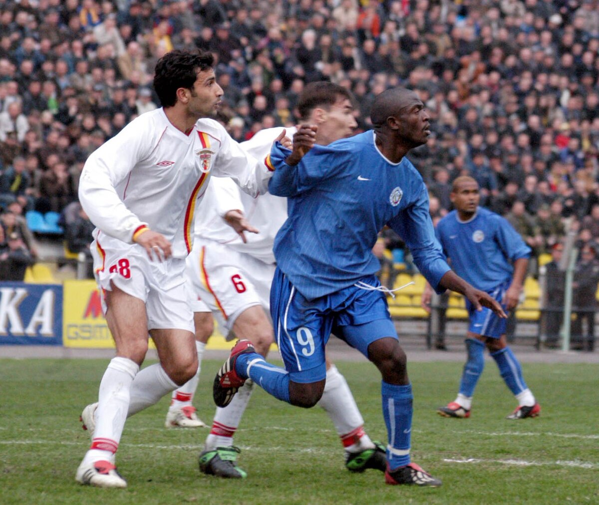 6 тур. Ростов – Алания (Владикавказ) 3-1. Футболисты «Ростова»: Исо Каньенда (№9) и Роуэн Хендрикс (справа) против Эмина Гулиева (№38) и Бахтиёра Ашурматова (№6).