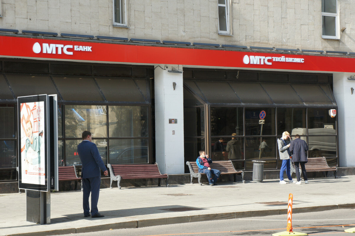 Банкиры бьют тревогу — у них перестали брать кредиты.А ведь именно на процентах по выданным кредитам целиком и полностью держится их циничный ростовщический бизнес.Заемщики стали массово отказываться от одобренных им кредитов. Вот какие данные приводит бюро кредитных историй «Эквифакс»: сейчас забирает деньги лишь треть от общего числа подавших заявки на получение кредита (take rate на уровне 32%).

Не надо жалеть толстых банкиров!Раньше банки очень неплохо наживались на острой потребности людей в деньгах.Но пришедший весной коронавирус «испортил» им весь бизнес.Люди стали меньше брать большие кредиты (на дорогостоящие приобретения), т.к. стали совершенно справедливо сомневаться в сохранении своей способности платить по ним проценты.В экономике, насильно поставленной «на паузу», крайне сложно строить долгосрочные планы и оптимистично надеяться, что вас не уволят (или существенно не сократят размер зарплаты).
Надвигающаяся вторая волна эпидемии COVID-19 заставляет людей менять потребительские настроения на деньго-накопительные.
Ведь если наши власти вновь начнут ужесточать карантинные меры, то обсуживать кредит людям станет очень трудно (даже с учетом новых кредитных каникул).СТОИТ ЛИ СЕЙЧАС БРАТЬ КРЕДИТ:1) Кредитную нагрузку нужно снижать, а не наращиватьИменно такой разумный подход должен «звучать» в голове каждого здравомыслящего человека.Ведь заемные деньги не сделают вас богаче.Они заведомо сделают вас намного беднее.К тому же, долги по кредитам передаются по наследству (хотите ли вы оставить подобный, крайне сомнительный, «подарок» своим домочадцам)?
2) Дважды подумайте перед тем, как брать кредитВзять «чужие» деньги — дело не хитрое.А вот возвращать приходиться свои и навсегда.Поэтому если вам очень нужна какая-то вещь, то постарайтесь постепенно накопить на нее всю сумму. Что бы не переплачивать проценты (и не попасть на штрафы в случае утраты основного заработка).3) Ставки по кредитам будут снижатьсяЦентробанк планомерно снижает ключевые ставки. И банки реагируют на это снижением ставок по депозитам.Но почему-то банки пока не торопятся снижать проценты по выдаваемым ими кредитам.Но они однозначно вынуждены будут это сделать!
Всё-таки банкиры очень жадные — и рано или поздно кто-то из них резко «уронит» проценты, чтобы захватить дополнительную долю рынка.4) Деньги должны работать, а не транжириться впустуюПодумайте — что будет с вашей семье, если вы всю свою жизнь проживете в кредит?У вас не будет не накоплений, ни инвестиций. Зато у вас будет пенсия от государства, скромный размер которой известен всем.Так, может быть, пора остановить своё беспробудное «потребительское пьянство» и начать изучать тему приумножения денег (грамотного их вложения)?