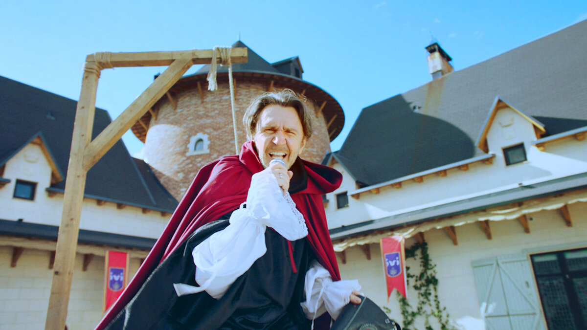 в кадре один из этой шестерки придурков-продюсоров завывает:                   "Историческую правду не скрывая,  Перед вами развернулась полотнищем

Грандиозная былина чумовая

В ней намеков на сегодня мы не ищем…

Можно сойти с ума, сидючи взаперти.

Это [капец] чума, боженька, прекрати!