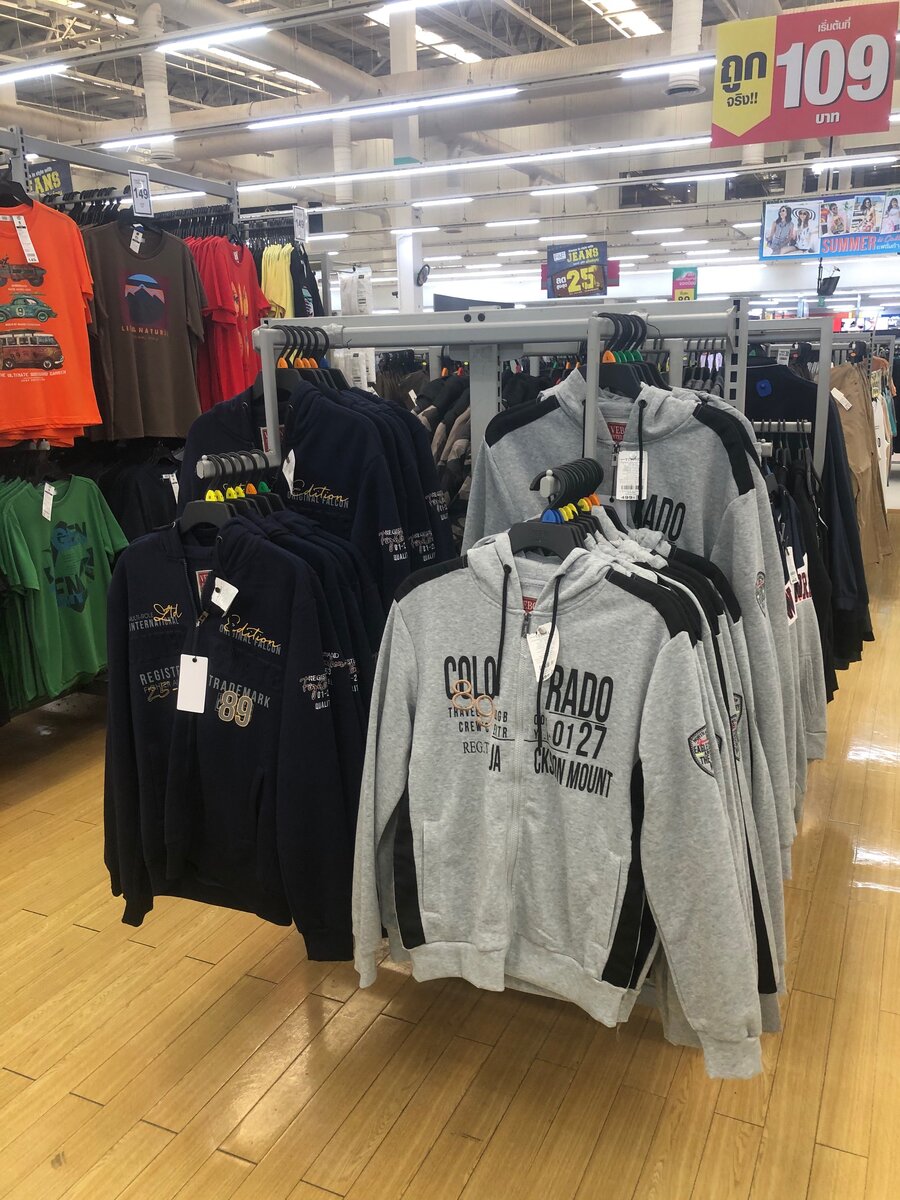 Супермаркет Теско Лотас. Большой выбор тёплой одежды. От кофт до курток (Фото автора)