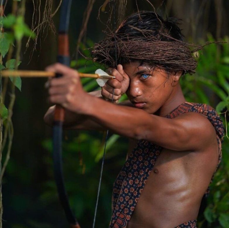 Негритянка в джунглях. Индонезия племя бутунг. Племя бутон на острове бутунг. Племя Баджо Индонезия.