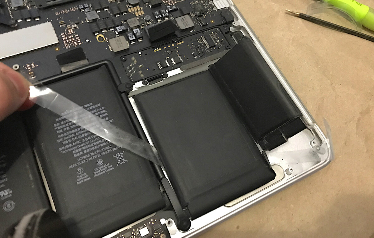 Macbook batteries. Шлейф аккумулятора MACBOOK Pro 15 2016. Расположение батареи макбук. Макбук ретина аккумулятор. Замена аккумулятора макбук про 13.