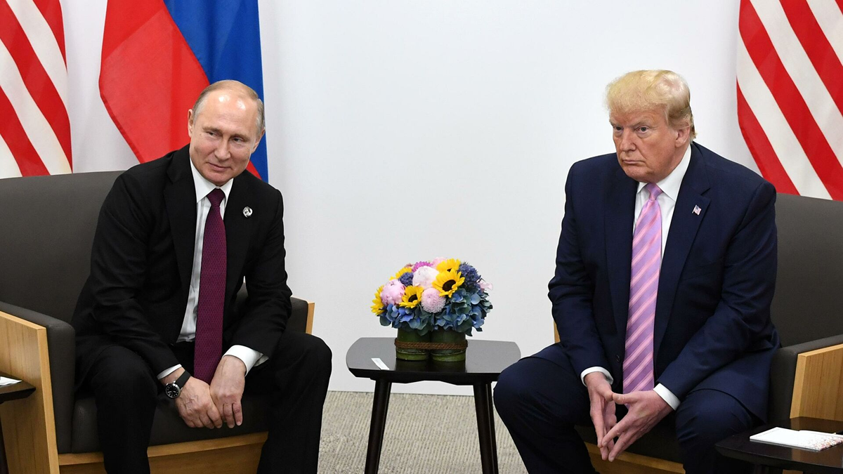 На фото слева направо: Владимир Владимирович Путин и Дональд Трамп