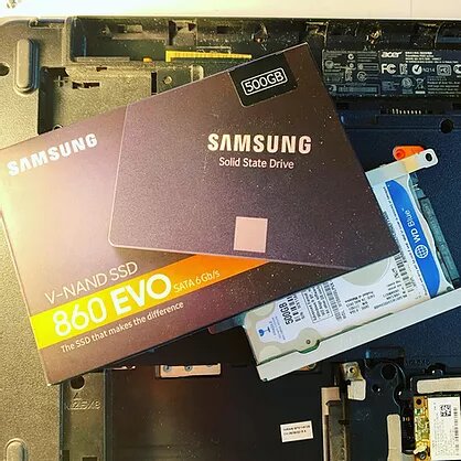 в коробке SSD диск, а под ним обычный HDD