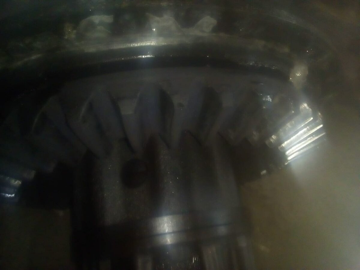 там где метал блестит -это огромная выработка зуба  ,по правой стороне зуба -идеальное пятно контакта )