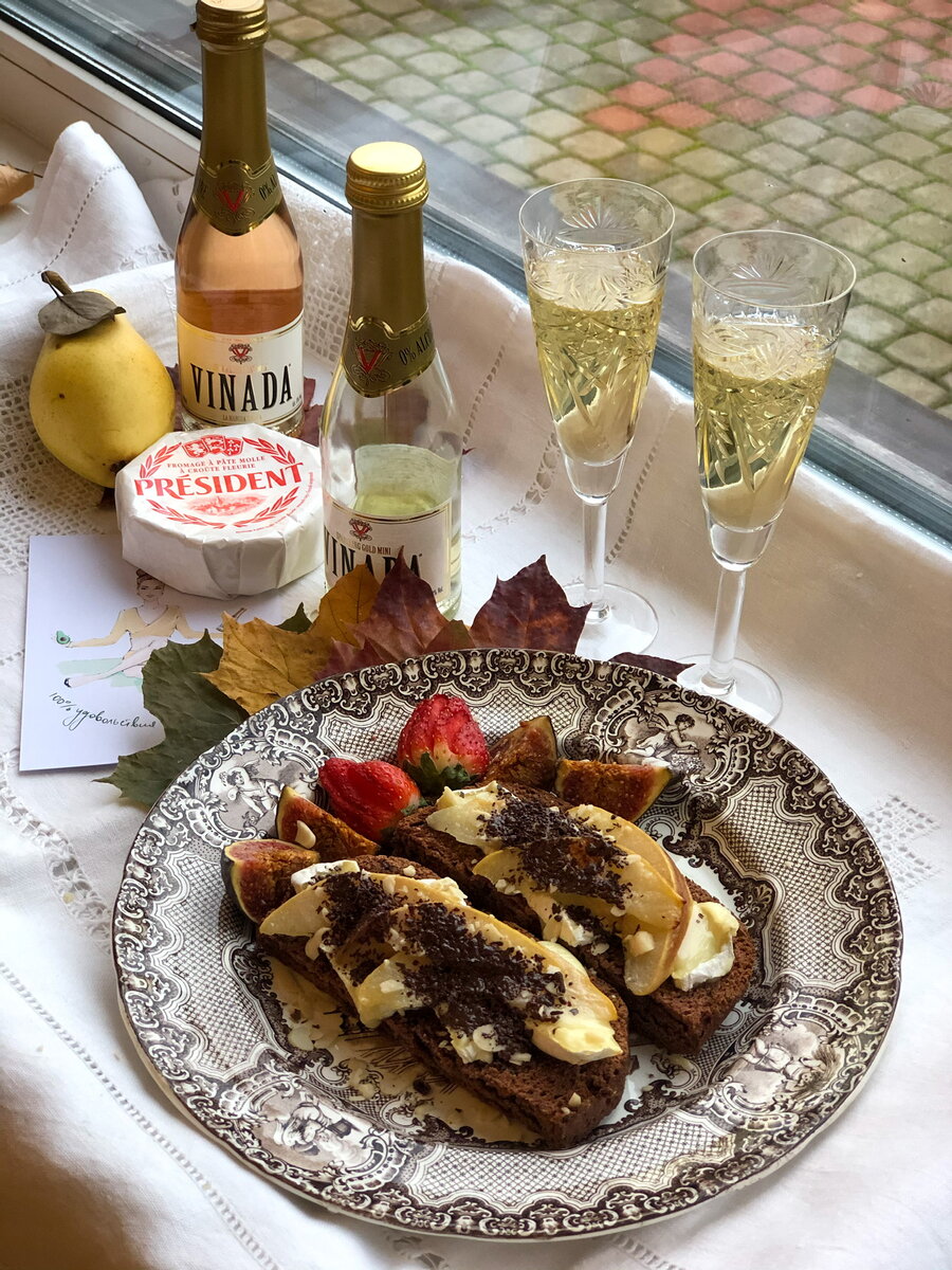 Шампанское и закуски на столе