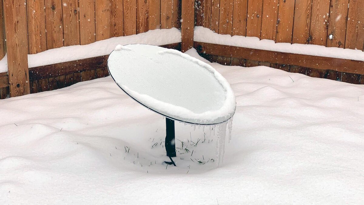 Спутниковый интернет хорошо показывает себя во время плохой погоды 
