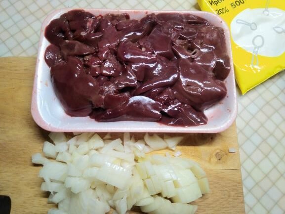 Лук режем кусочками или полукольцами (не принципиально)