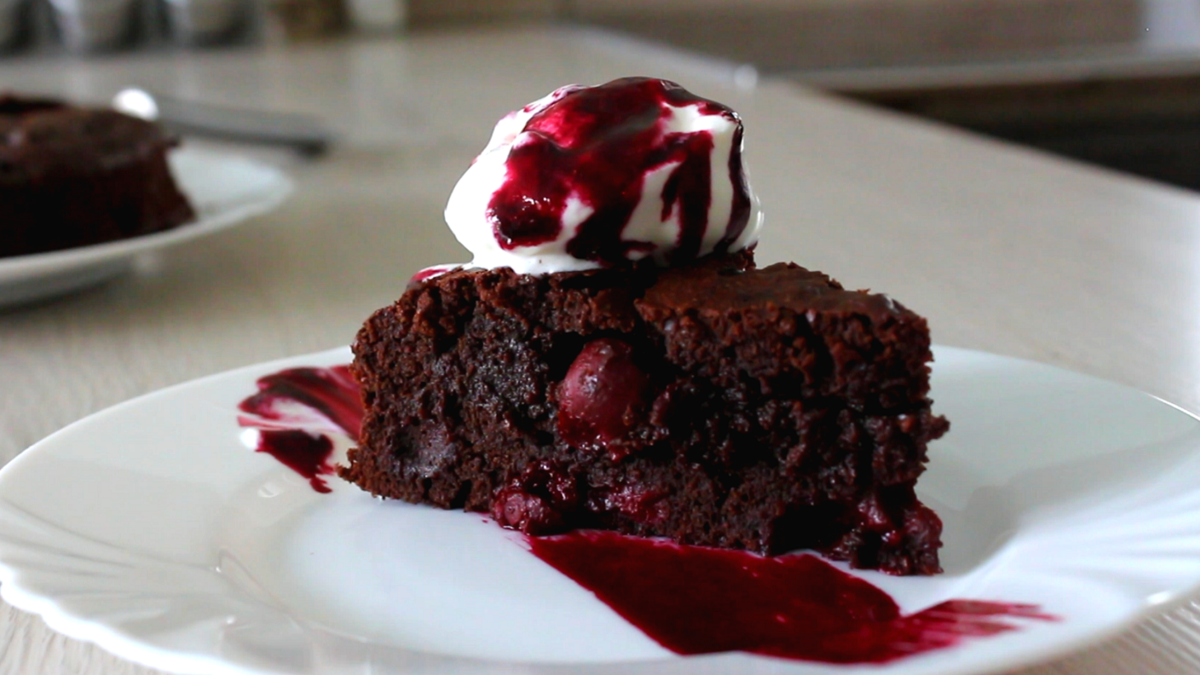 Сегодняшний рецепт для всех любителей шоколада, будем готовить брауни. Это очень шоколадный десерт, родом из Америки, имеющий плотную влажную текстуру и тонкую хрустящую корочку.  Рецепт этого брауни очень простой, тут нет каких-то сложных процессов, с которыми вы можете не справиться, а я, в свою очередь, постаралась подробно описать все нюансы.