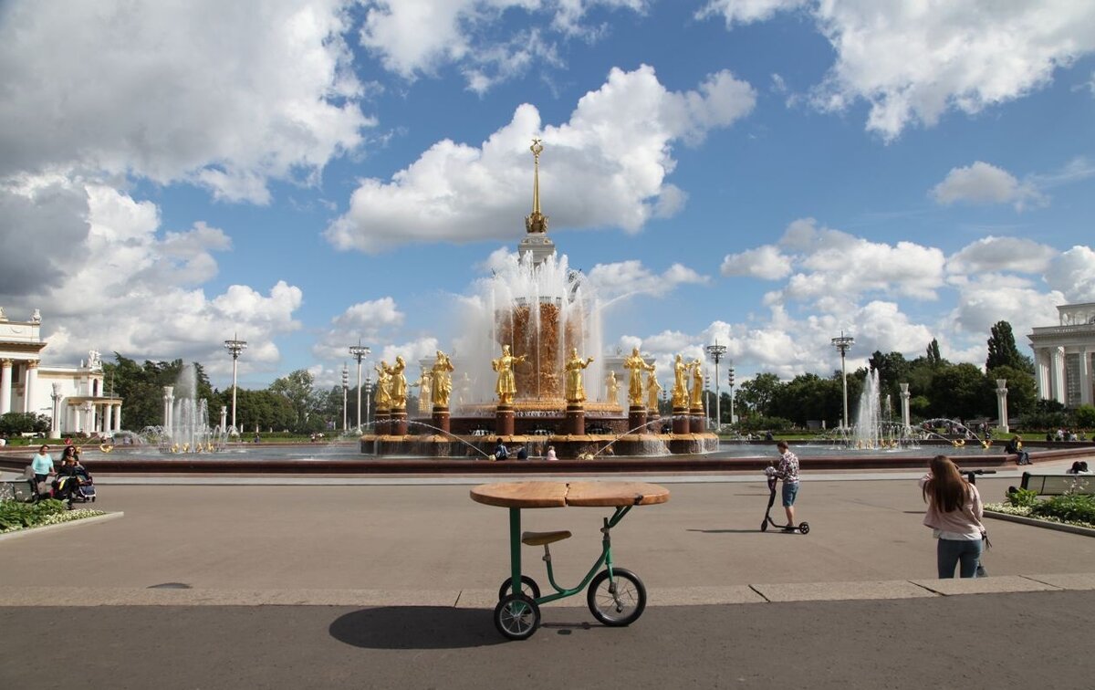 Фото стола на фоне фонтана на ВДНХ