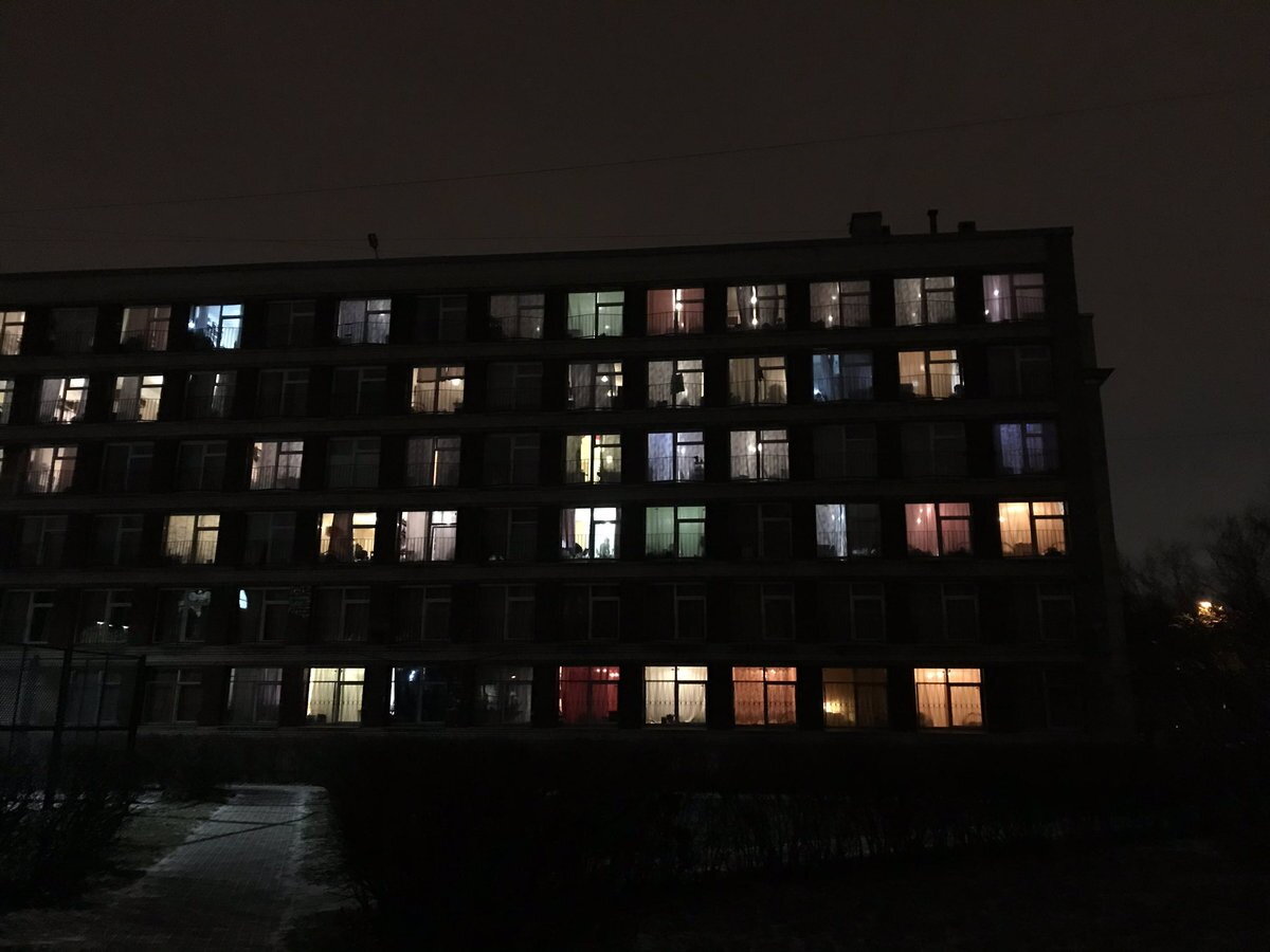 Ночное общежитие. Общежитие ночью. Общага ночью снаружи. Общежитие фасад. Студенческое общежитие в СССР.