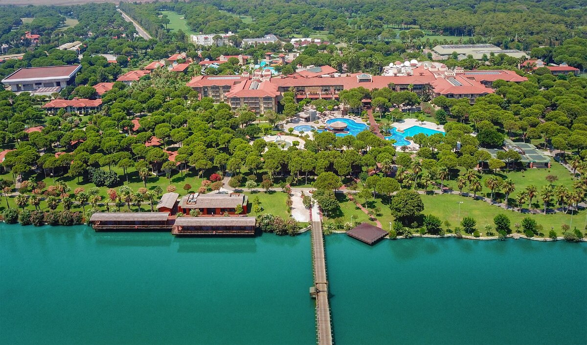 Территория отеля Gloria Golf Resort