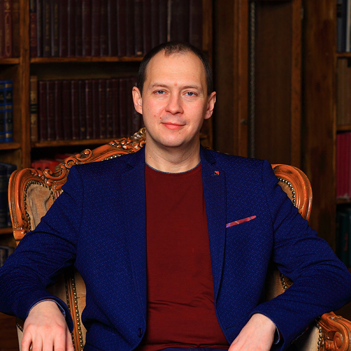 Спикер вебинара провел тысячи тренингов, обобщил опыт, написал книгу «Главные фишки переговорщика» и научит вас извлекать максимум из каждой коммуникации.