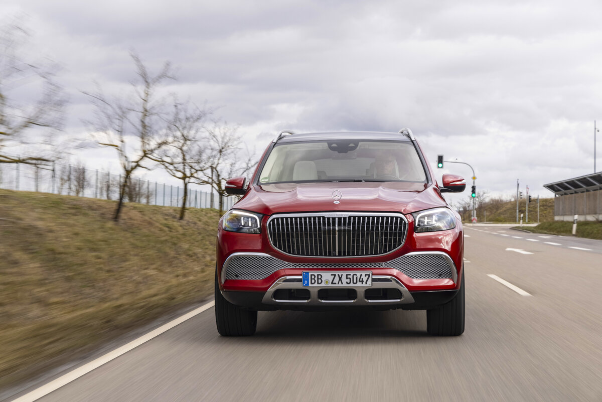 Много хрома на передней части, что обычно для Maybach. Это единственный внедорожник Mercedes, в котором Месредес звезда сияет над радиатором.