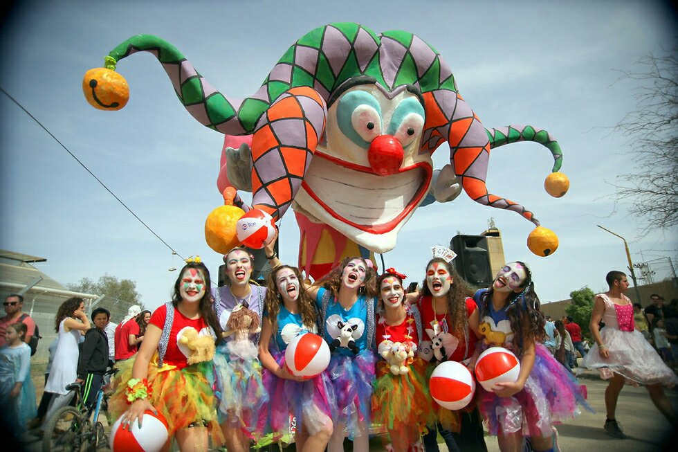 Современный Пурим стал весёлым карнавалом. Взято из интернета