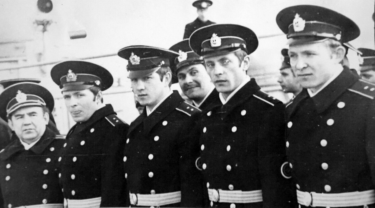 Мичманы и офицеры 