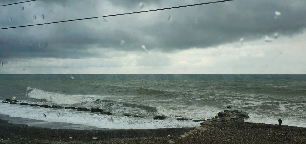 Сочинское море из окна плацкарта.