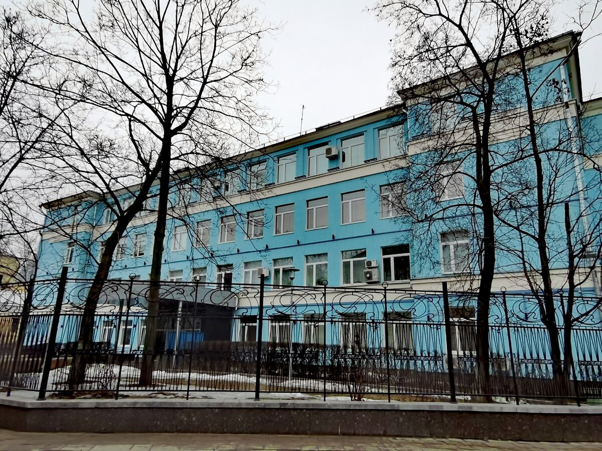 Сейчас в здании школы находится университет юстиции