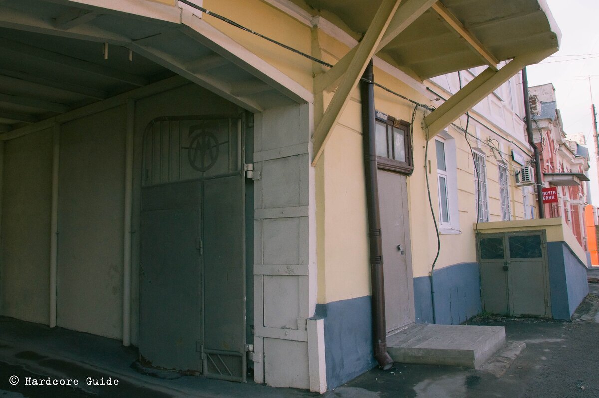 Подвал и ворота с аббревиатурой ТМ (Таганрог-молоко). Ракурс слева. Фасад.