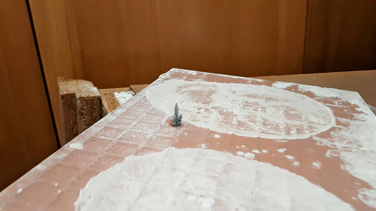 Вот на четырёх таких дюбелях мебель непонятно как продержалась столько времени. 