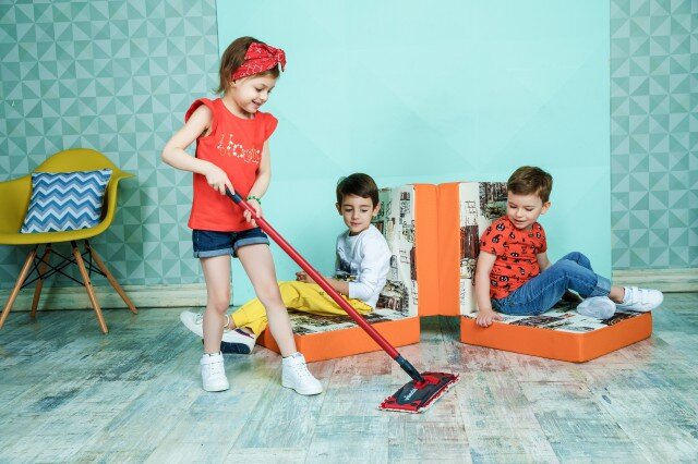 На фото яркий пуфик-трансформер от Магматик