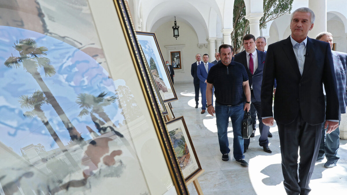 Глава Крыма Сергей Аксенов во время передачи картин Эммануила Бернштейна Ливадийскому дворцу-музею // Фото: пресс-служба главы Крыма