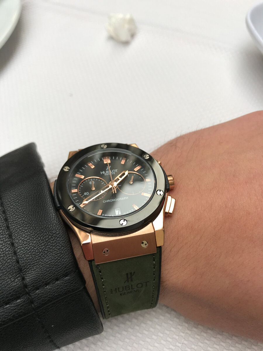 Одной из моих покупок была копия часов Hublot. Скажу,что копия очень хорошего качества , даже имеет серийный номер на обороте. Купил примерно за 100$, стоили 150$.
