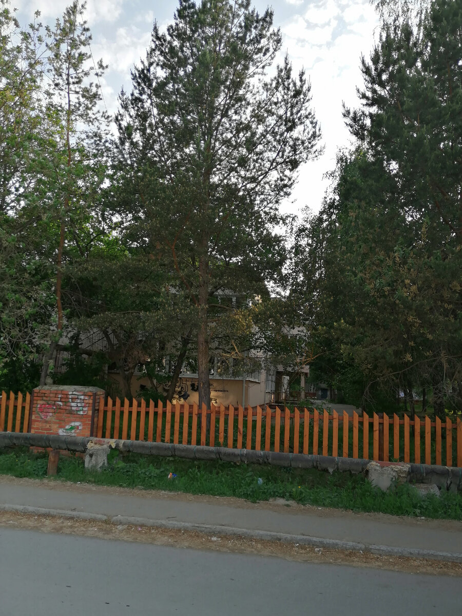 За забочиком поликлиника, где я работаю. 