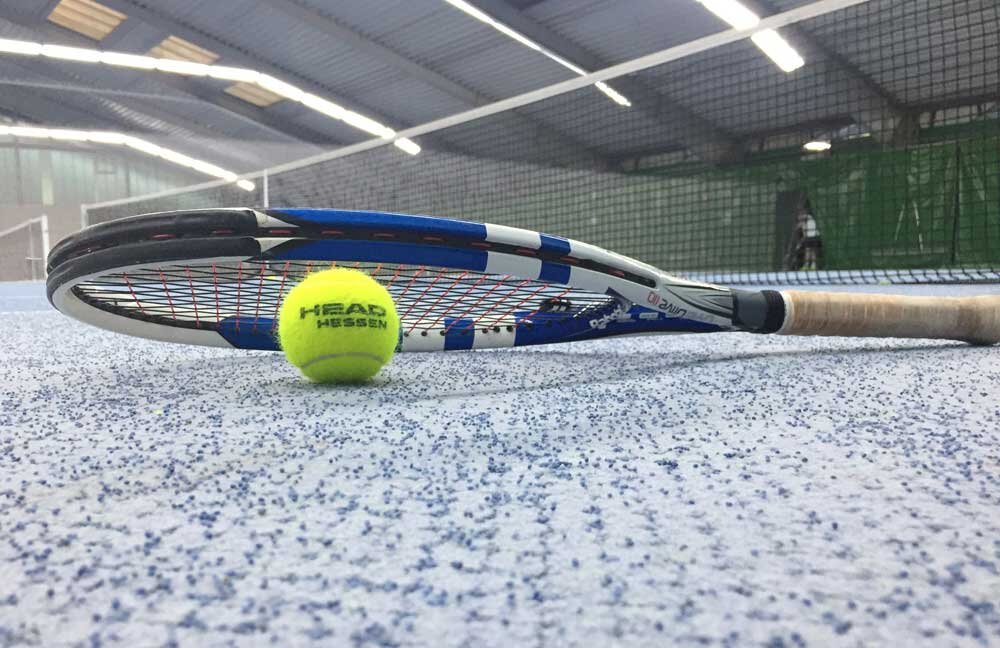 Строительство теннисных. Теннисный корт в зале. Теннисные залы. Padel теннис. Теннис зал мя т ракетка.