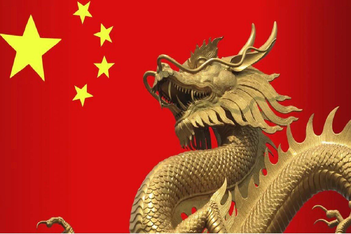 Китайский золотой дракон на Красном фоне