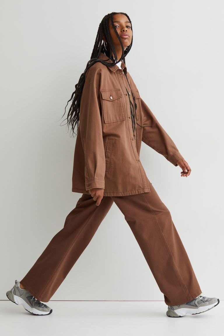 На сайте есть так-же черные, светло-бежевые, голубые и красные. Стоят всего 1199. https://www2.hm.com/ru_ru/productpage.0963087001.html