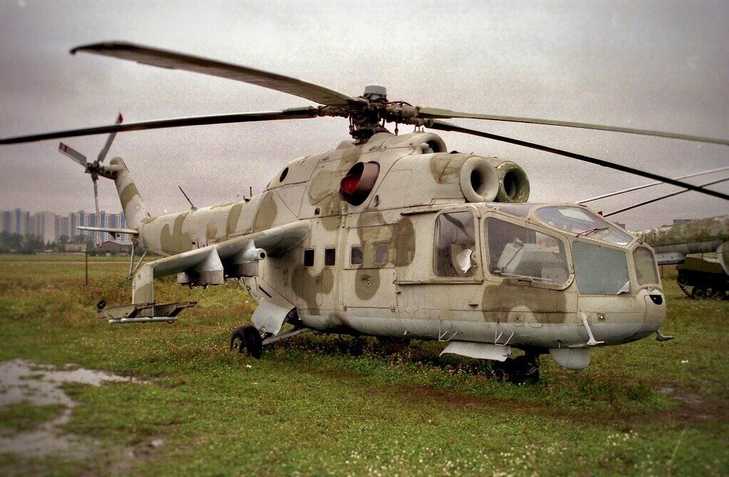 2 ми 24. Вертолет "ми-24а". Ми 24 веранда. Ми-24 вертолёт СССР. Ми-24а Вьетнам.