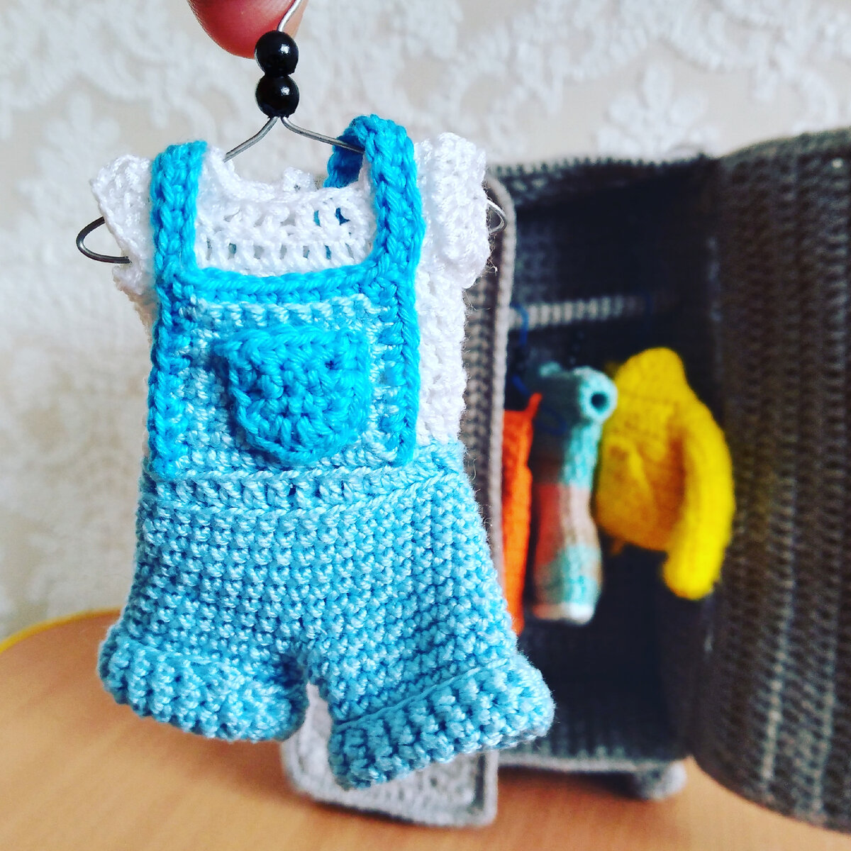 2021 примеряю на себя роль учителя. 🧐

Каждый год осенью, прохожу какое-то обучение. Привычка со школы.

Учителем я, конечно не буду.  Расскажу и покажу, как  делаю мультики. Вам же интересно 😁?

План:

Вт. История
Ср. Создание героя
Чт. Съёмка 

И ещё! 

Пусть все роли, которые вы примерияте на себя, будут впору.