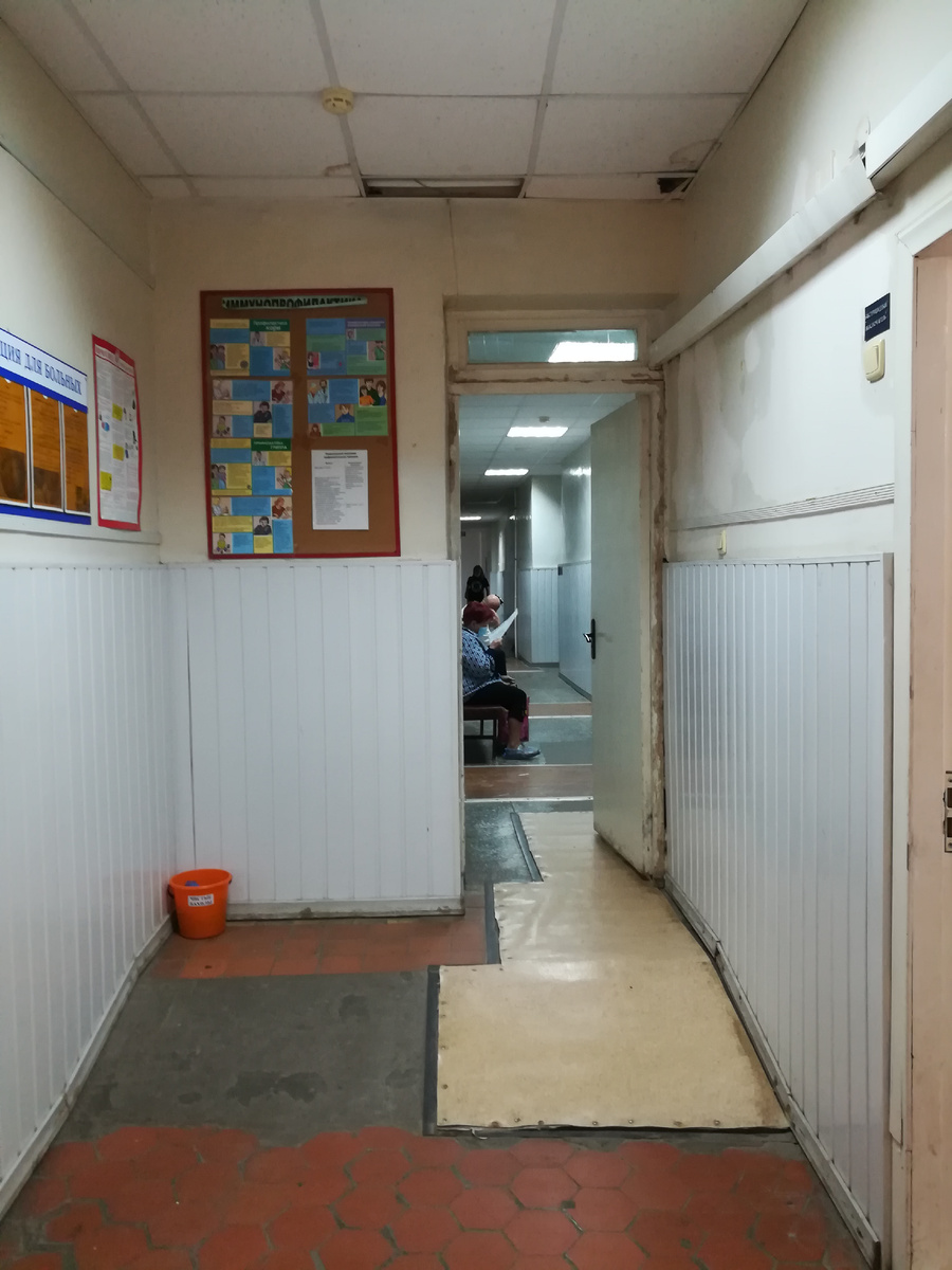 Это из коридора: справа часть двери кабинета врача-инфекциониста